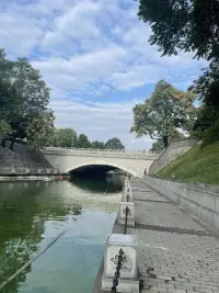 容易内耗和焦虑的人可能是小时候没有得到很好的养育，在原生家庭中你总是担心和害怕，担心自己犯错、担心父母不高兴、觉得自己不够好，父母对待你的态度，你感受到的是自己不好甚至是感觉自己很差，经常感觉自己不如人，通过父母对待你的态度，你形成了对自己的错误评价，这不怪你，可是需要你自己来调整。
