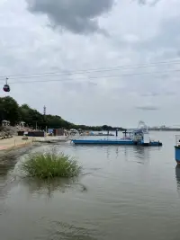 生活中你总是忽略掉自己去照顾对方的感受，其实你的心里是担心和害怕、委屈和压抑的，你把自己看的很小很小，却把对方看得很大很大，对方的心情好坏好像是你的责任和义务，这就是讨好型人格，会活得很辛苦、很压抑，也很无趣，不能也不敢做自由自在真实的自己。