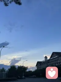 當(dāng)你和伴侶或者男女朋友在鬧矛盾的時候，如果他/她不和你打招呼就出了門，你的內(nèi)心是否會忐忑不安，頭腦里面上演各種不好的場景，擔(dān)心對方拋棄你呢？
這個可能是因為你極度缺乏安全感，太害怕失去產(chǎn)生的恐懼，和你的成長環(huán)境有很大關(guān)系，也是可以改變的。配圖