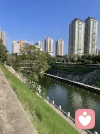 因為一點小事就內心忐忑、坐立不安，這是因為你內心有擔心和害怕，你看到的不是事情本身，而是自己想象的可怕場景。
這個是源于小時候你的成長環境，你的撫養人可能情緒不穩定或者對你忽略等，讓你沒有安全感導致的，需要你把自己重養一遍！配圖