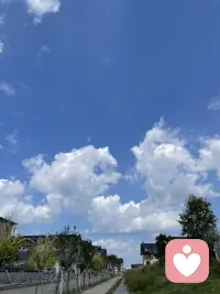 当你不自信的时候，你和别人在沟通和交流的过程中，可能不敢去看对方的眼睛，你害怕对方会看穿你，这个是我们不自信，不接纳自己的表现。