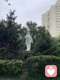 别人所说的一句话或者是一个行为，就会影响到你的心情和情绪，这是因为你对自己是不确定的，需要外界的认可，才能觉得自己是好的。
这是一件非常可怕的事情，因为你没有了自己，这种情况下需要你和自己的心先链接起来，照顾好自己。