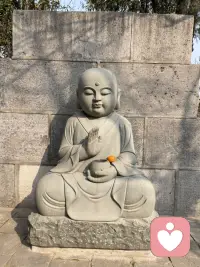 当你能和自己和谐相处，接纳自己的优点和缺点，从内心喜欢和爱自己，不嫌弃、不苛责自己，允许自己犯错，那么你的人际关系也会变得比较好。配图