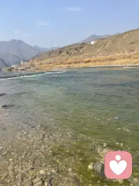 有些人可以肆无忌惮的开心、快乐而没有任何的顾虑；还有一些人总是不敢让自己太过高兴，内心总是有一些隐隐的担心和害怕，害怕高兴过头会有不好的事情发生，这个也有可能是源于小时候父母教育的方式持续影响着我们，心态坦然一些会好很多。配图