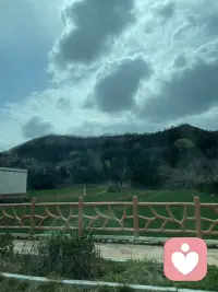 在小的时候，你是否曾经有过这样的经历，你从来不敢表达自己内心的真实想法，父亲或者母亲一方的情绪是你特别在乎和关注的，只要当他们不高兴，你就觉得是自己哪里做的不好，所以如果父母生气了，你就会小心翼翼去做一些能让他们高兴的事情，你觉得只有当他们高兴你才是好的、安全的，你才不会那么紧张和害怕。
在长大后会很容易形成讨好的性格，你的心情不取决于自己，而取决于外界，你会活得很累。配图