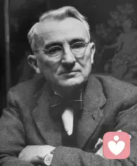 卡耐基一语道破人性：
“其实多数人，追求的并不是幸福，
而是高人一等的优越感，
这是动物的天性，但人尤为明显。”
这种优越感，
仿佛是一种无形的荣耀，
让人在竞争激烈的社会中显得格外突出。
人们往往喜欢在物质、地位、成就等方面不断攀比，
渴望在各个方面都超越他人，
从而获得一种心理上的满足。
这种追求高人一等的优越感，
让人们在奋斗的道路上不断前行，
有时甚至忽略了真正的幸福所在。
在这个过程中，
人们或许会获得一时的荣耀和自豪，
但内心的空虚和孤独却难以填补。
正是因为这种天性，
人类社会才不断发展、进步，
但也导致了人们在追求过程中，
失去了对幸福本质的思考。
幸福感不仅仅是一种简单的情绪体验，
而是一种综合了情感、心理，
和社会层面的平衡状态。
它与追求优越感不同，
优越感往往建立在比较之上，
而幸福感则是基于个人内在的平和，
和对生活的深刻理解。
在追求幸福的过程中，
人们更倾向于，
关注自我实现、人际关系和生活的质量，而不是单纯地比较和竞争。
在这个纷繁复杂的世界里，
我们应当认识到，
真正的幸福，
并非来自于高人一等的优越感，
而是源于内心的平和、满足，
和对生活的热爱。
当我们放下比较的心态，
学会珍惜眼前的人和事，
才能真正拥抱幸福。配图