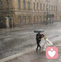 精神分析/动力学咨询里最核心的概念

一、和「投射、认同、内化」一路的（客体关系核心）

 1. 投射（你把自己的想法/感受放到别人身上）

 2. 投射性认同（投射 + 诱导对方配合演这个角色）

 3. 内摄/内化（把外界重要他人/规则吃到自己心里）

 4. 认同（向某人/某群体靠拢，变成像他一样）

 5. 客体恒常性（人不在，心里还留着稳定好印象）

 6. 分离-个体化（慢慢从共生里长出独立自我）

二、和「移情、反移情」一路的（关系互动核心）

 7. 移情（来访者把过去对重要他人的情感移到咨询师身上）

 8. 反移情（咨询师被来访者唤起的全部感受）

 9. 共情（理解、感受对方，但不被卷入）

 10. 阻抗（潜意识里抗拒改变、回避话题）

 11. 见诸行动（把情绪直接用行为发泄，不说出来）

三、经典防御机制（和投射经常一起出现）

 12. 否认

 13. 压抑

 14. 合理化

 15. 退行

 16. 置换

 17. 升华

 18. 抵消

 19. 分裂（好/坏彻底分开，非黑即白）

 20. 理想化 / 贬抑

四、更深一点、经常配套出现的专业词

 21. 客体 / 自体

 22. 过渡性客体（安抚物、安全感替代品）

 23. 涵容（咨询师接住并消化情绪，再还给来访者）

 24. 抱持性环境（被稳稳托住、允许脆弱的空间）

 25. 修通（反复工作，真正内化新体验）