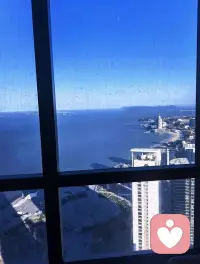 拿不起，放不下，在一起互相消耗，分开了又念念不忘。

不是不爱，是不会爱；
不是不想好，是没能力好好相处。

在一起时，不懂包容、不懂沟通，只会较劲、委屈、冷战；
真要走了，又舍不得那些温柔、习惯、回忆，心里空落落的。

其实你困住的不是别人，
是既不甘心放手，又没本事经营的自己。

真正成熟的感情是：

 • 在一起，就认真珍惜、好好说话；

 • 若真不合适，就体面退场，不纠缠、不内耗。

别在“将就”和“后悔”之间反复横跳，
要么用心修好，要么彻底放下。配图