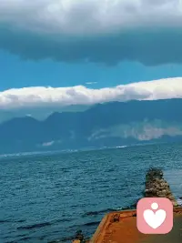 人给不出自己没有的东西。

自己都没活明白、没做到、没拥有的东西，
再怎么教别人，都只是纸上谈兵、情绪发泄、自我安慰。

 • 婚姻一塌糊涂的人，教你嫁豪门，本质是在弥补自己的遗憾；

 • 创业失败的人，教你成功，多半是在合理化自己的失败；

 • 面试都过不了的人，教你面试，只是在用嘴找回一点掌控感。

他们不是坏，很多时候是太缺了，太想证明自己了。
但听的人一定要清醒：
别听他说了什么，看他活成了什么。

真正有用的经验，永远来自已经做到的人，配图