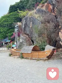 来访者不需要居高临下的同情，
不需要站在高位的怜悯与可怜。
他们真正需要的，是同理心——
是我与你同在，
是我走进你的世界，
是我真的看见、并感受你的感受。配图