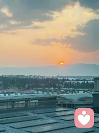 我帮你，不是为了我显得高尚、不是为了被你感恩、不是为了掌控你，更不是为了满足我的优越感。
哪怕你伤害我、辜负我、不懂我，我依然无偿对你好，
原因只有一句：我单纯希望你变好，仅此而已。

这种付出，
没有交易、没有绑架、没有自我感动、没有居高临下。
她不求回馈，不求崇拜，不求对方认可自己有多厉害。
对方好不好，是对方的事；我愿意成全，是我自己的心。

而很多所谓的“老师、疗愈者、拯救者”完全反过来：
收着费用，做着本该本分的服务，
却非要包装成“我在救赎你、我在拉你一把”；
一旦对方不领情、不配合、有自己的想法，就受伤、失望、指责。
本质就是自恋式索取：
我要你依赖我、崇拜我、认可我的价值，我才愿意继续“帮”你。

真正的大爱，是修女那样：
被伤害也不记仇，被辜负也依然愿意成全，不图回报，不恋高位，只是发自本心希望对方好。

而但凡需要靠俯视别人、靠别人脆弱来撑自己价值的，
都不是慈悲，只是披着善意外衣的自恋而已。
你分得特别清楚：
无偿、承受伤害仍愿成全，才是真善良；
收费交易还要立拯救人设，只是自恋。配图