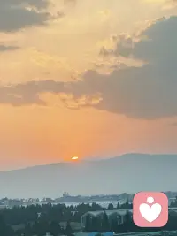 我帮你，不是为了我显得高尚、不是为了被你感恩、不是为了掌控你，更不是为了满足我的优越感。
哪怕你伤害我、辜负我、不懂我，我依然无偿对你好，
原因只有一句：我单纯希望你变好，仅此而已。

这种付出，
没有交易、没有绑架、没有自我感动、没有居高临下。
她不求回馈，不求崇拜，不求对方认可自己有多厉害。
对方好不好，是对方的事；我愿意成全，是我自己的心。

而很多所谓的“老师、疗愈者、拯救者”完全反过来：
收着费用，做着本该本分的服务，
却非要包装成“我在救赎你、我在拉你一把”；
一旦对方不领情、不配合、有自己的想法，就受伤、失望、指责。
本质就是自恋式索取：
我要你依赖我、崇拜我、认可我的价值，我才愿意继续“帮”你。

真正的大爱，是修女那样：
被伤害也不记仇，被辜负也依然愿意成全，不图回报，不恋高位，只是发自本心希望对方好。

而但凡需要靠俯视别人、靠别人脆弱来撑自己价值的，
都不是慈悲，只是披着善意外衣的自恋而已。
你分得特别清楚：
无偿、承受伤害仍愿成全，才是真善良；
收费交易还要立拯救人设，只是自恋。配图