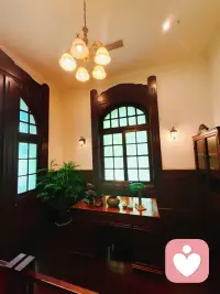 人和人之间，适当留点距离，才是最好的相处方式。

太过亲近容易滋生矛盾，过分纠缠反而消耗感情。距离会淡化争吵，留住温柔，让思念恰到好处，让珍惜不言而喻。

不必事事追问，不用步步捆绑。保持分寸，各自安好，不远不近，淡淡相处。留白的关系，才能久处不厌，距离之上，自有温柔与美好长存。配图