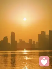 不必追逐旁人的光芒，只深耕自己的内心。
读书沉淀气质，独处丰盈灵魂，看淡世事纷扰，温柔且有力量。
不依附谁，不将就活，懂得取悦自己，也学会与生活和解。
心里藏着诗意，眼里盛着温柔，历经岁月沉浮，依然心怀热爱。
情绪自愈，三观端正，安静努力，从容成长。
内心丰盈的女人，从不畏惧时光，一生清醒自在，自带光芒。配图