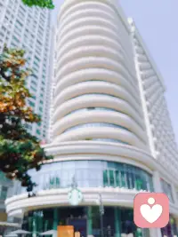 过度倾诉是一场恶性循环。
反复倒苦水不会被救赎，只会消耗自己，也透支别人的善意。
情绪说多了就廉价，委屈讲多了没人在乎。
真正能渡你的从来不是倾诉，而是自愈。
学会闭嘴、沉淀、消化情绪，少诉苦，多自愈，才是成年人最高级的清醒。配图