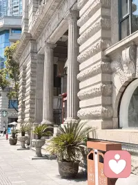 过度倾诉是一场恶性循环。
反复倒苦水不会被救赎，只会消耗自己，也透支别人的善意。
情绪说多了就廉价，委屈讲多了没人在乎。
真正能渡你的从来不是倾诉，而是自愈。
学会闭嘴、沉淀、消化情绪，少诉苦，多自愈，才是成年人最高级的清醒。配图