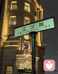 过度倾诉是一场恶性循环。
反复倒苦水不会被救赎，只会消耗自己，也透支别人的善意。
情绪说多了就廉价，委屈讲多了没人在乎。
真正能渡你的从来不是倾诉，而是自愈。
学会闭嘴、沉淀、消化情绪，少诉苦，多自愈，才是成年人最高级的清醒。配图