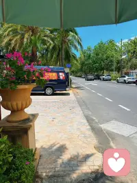 女性天生偏灵性感性，心思细腻共情力强，很容易被各类身心灵疗愈内容吸引，这也恰恰成为不少圈层瞄准女性刻意营销收割的突破口。真正的疗愈本该朴实接地气，扎根现实贴近普通人生活，重在落地实用。那些精心包装、吹得如同灵丹妙药般的高价疗愈，不过是博取流量与利益的噱头，华而不实。昂贵的冥想体验顶多算是短暂的情绪放松与精神度假，远不如平日里用心好好吃饭、认真对待生活来得实在，毕竟绝大多数人都是平凡普通人，安稳踏实的日常治愈，远比虚浮华丽的精神噱头更有意义。配图