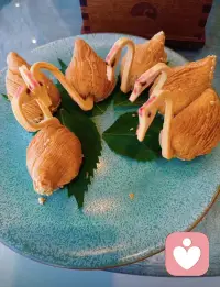 人生路上难免心生倦怠，偶尔也会觉得疲惫厌烦，可我始终愿意坚守本心，偏向和人品端正的人同行。人与人之间本就没有一成不变的热烈偏爱，心动与欢喜本就是一次次反复萌生的过程，长久相伴从不靠一时的好感维系。

比起转瞬即逝的喜欢，我更笃定忠于人品。三观正直、心地良善的人，自带安稳底气，待人真诚处事坦荡。纵使生活起落无常，心怀善意与端正品行之人，日子终不会过得太差。择善而交，守心而行，远比一时的情绪偏爱更加长久安稳。配图