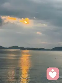 我天生是易长痘体质，从前总忍不住反复去挤，越是刻意纠结干预，肌肤问题反而越发严重。后来慢慢转移注意力，不再紧盯瑕疵、不再过度内耗，顺其自然放下执念，痘痘反倒慢慢自愈痊愈。

这件事让我豁然通透，很多困境皆是如此。就像深陷原生家庭带来的伤痛，又或是在心理咨询里反复揪着过往心结不放，越是刻意深究、强行拉扯、急于治愈，内心的郁结反而愈发根深蒂固。

人这一生诸多烦恼，从来不是靠强行扭转、反复内耗就能解脱。不必死死盯着过往的缺憾，不必执着强行改变身边人与既定结局，也不必深陷情绪泥潭自我折磨。学会放下执念，把心思抽离出来奔赴自己的生活，看淡过往恩怨，放下无谓焦虑。

很多心病和执念，如同脸上的痘痘，你越是紧盯不放、刻意干预，越是难以平复；当你淡然释怀，不再耿耿于怀，心宽了，情绪稳了，那些熬人的内耗与伤痛，自然而然就慢慢消散了。自愈从来不是强行治愈，而是顺其自然，放过自己。配图