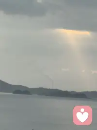 我天生是易长痘体质，从前总忍不住反复去挤，越是刻意纠结干预，肌肤问题反而越发严重。后来慢慢转移注意力，不再紧盯瑕疵、不再过度内耗，顺其自然放下执念，痘痘反倒慢慢自愈痊愈。

这件事让我豁然通透，很多困境皆是如此。就像深陷原生家庭带来的伤痛，又或是在心理咨询里反复揪着过往心结不放，越是刻意深究、强行拉扯、急于治愈，内心的郁结反而愈发根深蒂固。

人这一生诸多烦恼，从来不是靠强行扭转、反复内耗就能解脱。不必死死盯着过往的缺憾，不必执着强行改变身边人与既定结局，也不必深陷情绪泥潭自我折磨。学会放下执念，把心思抽离出来奔赴自己的生活，看淡过往恩怨，放下无谓焦虑。

很多心病和执念，如同脸上的痘痘，你越是紧盯不放、刻意干预，越是难以平复；当你淡然释怀，不再耿耿于怀，心宽了，情绪稳了，那些熬人的内耗与伤痛，自然而然就慢慢消散了。自愈从来不是强行治愈，而是顺其自然，放过自己。配图