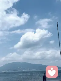 我天生是易长痘体质，从前总忍不住反复去挤，越是刻意纠结干预，肌肤问题反而越发严重。后来慢慢转移注意力，不再紧盯瑕疵、不再过度内耗，顺其自然放下执念，痘痘反倒慢慢自愈痊愈。

这件事让我豁然通透，很多困境皆是如此。就像深陷原生家庭带来的伤痛，又或是在心理咨询里反复揪着过往心结不放，越是刻意深究、强行拉扯、急于治愈，内心的郁结反而愈发根深蒂固。

人这一生诸多烦恼，从来不是靠强行扭转、反复内耗就能解脱。不必死死盯着过往的缺憾，不必执着强行改变身边人与既定结局，也不必深陷情绪泥潭自我折磨。学会放下执念，把心思抽离出来奔赴自己的生活，看淡过往恩怨，放下无谓焦虑。

很多心病和执念，如同脸上的痘痘，你越是紧盯不放、刻意干预，越是难以平复；当你淡然释怀，不再耿耿于怀，心宽了，情绪稳了，那些熬人的内耗与伤痛，自然而然就慢慢消散了。自愈从来不是强行治愈，而是顺其自然，放过自己。配图