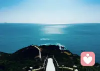奔赴深圳天文台，邂逅山海交织的浪漫。纯白建筑伫立在悬崖之上，蜿蜒的临海栈道沿着海岸线延伸。极目远眺，澄澈碧海与天际相融，海浪轻拍礁石，海风温柔地拂去所有烦忧。不必刻意找寻景致，目之所及皆是画卷。在这里放慢脚步，看云卷云舒，听涛声阵阵，真切感受大自然的辽阔与美好，整颗心都被这片山海温柔治愈。配图