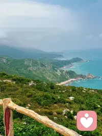 奔赴深圳天文台，邂逅山海交织的浪漫。纯白建筑伫立在悬崖之上，蜿蜒的临海栈道沿着海岸线延伸。极目远眺，澄澈碧海与天际相融，海浪轻拍礁石，海风温柔地拂去所有烦忧。不必刻意找寻景致，目之所及皆是画卷。在这里放慢脚步，看云卷云舒，听涛声阵阵，真切感受大自然的辽阔与美好，整颗心都被这片山海温柔治愈。配图
