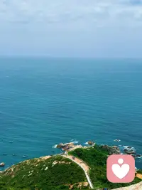 奔赴深圳天文台，邂逅山海交织的浪漫。纯白建筑伫立在悬崖之上，蜿蜒的临海栈道沿着海岸线延伸。极目远眺，澄澈碧海与天际相融，海浪轻拍礁石，海风温柔地拂去所有烦忧。不必刻意找寻景致，目之所及皆是画卷。在这里放慢脚步，看云卷云舒，听涛声阵阵，真切感受大自然的辽阔与美好，整颗心都被这片山海温柔治愈。配图