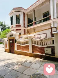 别盲从经验，学会辩证看待成功与失败

生活里我们总习惯向他人求取经验，遇到选择时，要么追着成功者取经，要么对着失败者的遭遇暗自警醒。有人笃信成功人士的路就是标准答案，也有人觉得失败的教训才最实在，可很少有人想明白：成功与失败从来都不是非此即彼的参考模板，二者各有价值，唯有理性拆解、辩证吸收，才能让他人的经历真正为自己所用。

人们天然会偏向倾听成功者的声音，这并非盲目崇拜，而是因为成功背后藏着成事的底层逻辑。一位在行业里站稳脚跟的人，他对机遇的判断、做事的节奏、应对难题的思路，还有长期坚持的定力，都是经过现实检验的有效方法。这些内容能帮我们树立清晰的方向，知道朝着何处努力、该培养哪些能力。但我们必须清醒，成功永远无法完整复制。一个人的收获，从来不止靠个人能力，时代风口、圈层资源、偶然的机遇、甚至旁人看不到的运气，都是不可或缺的组成部分。很多成功者不会主动提及自身独有的优势，若是生搬硬套他的行为模式，忽略自身条件与外部环境的差异，最终只会东施效颦。我们看待成功经验，不该盯着表面的行为模仿，而要剥离外在加持，提取其中可落地、可适配的思维与方法，择其善者而从之。

再看失败者的经历，它的核心价值在于“避坑”。每一次失败，都会直白地暴露前行路上的陷阱、认知的盲区、决策的失误。不用亲身试错，就能看清哪些选择暗藏风险，哪些心态容易拖垮脚步，这是代价最低的成长方式。但失败者的经验同样有局限，多数人在经历挫折后，容易被负面情绪裹挟，或是片面归因，把失败归结于外界、运气，看不到自身真正的问题。还有一部分人长期陷在失意里，只能说出“这条路走不通”，却无法给出正向的解决思路。所以参考失败案例，重点是筛选出真实的失误点，摒弃抱怨与消极心态，把教训化作前行的警戒线，而非就此畏缩不前。

放到人际交往、自我成长、职业发展等方方面面，这个道理同样适用。就像我们此前聊到的外界评价、他人介绍，无论是身居高位者的看法，还是普通人的建议，本质都是不同身份、不同经历者的“个人经验”。专家的理论、旁人的观点，也和成功与失败的经验一样，只是一种参考，绝非绝对真理。我们既要学会从优秀者身上汲取力量，搭建前行的框架，也要从失意者的过往中规避风险，守住前行的底线。

真正成熟的思考方式，是不神化成功，也不轻视失败。不因为别人的光环就全盘接纳，也不因为他人的落魄就一概否定。把成功当作引路的灯塔，把失败当作防滑的护栏，配图