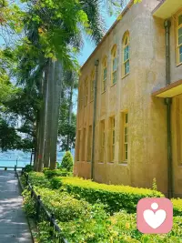 清醒自知，理性看待褒贬

人活于世，首要便是认清自我，坦然接纳自身的优点与不足。世间万事皆有一体两面，没有绝对的完美，也没有彻底的缺憾，学会辩证看待自身，才能站稳心态的根基。

面对外界声音，更要保持清醒。他人的否定与肯定，都只是站在各自立场的评价，并非绝对定论。刻意的贬低往往锋芒外露，不难分辨，我们只需放平心态，择其合理之处自省，不必被恶意裹挟。

相较而言，虚伪的奉承更具迷惑性。甜言蜜语容易让人迷失本心，使人高估自我、放松警惕。真正成熟的人，不会因夸赞沾沾自喜，也不会因指责妄自菲薄。守住内心的判断，分得清真心与假意，在褒贬之中始终正视自己，方能行得沉稳、走得从容。配图
