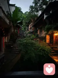 月有阴晴圆缺，潮有起落涨退，世间万物从来都处在循环变化之中，这是自然的客观规律。人亦是如此，总有能量高低起伏的时刻，有时元气满满、内心丰盈，有时疲惫低落、情绪低迷，时而清醒通透，时而迷茫困顿。

能量有高峰就会有低谷，心境有舒展就会有压抑，不必强迫自己永远保持高涨的状态，也不必在低落时苛责自己不够坚强。很多内耗，都源于总想维持恒定的完美，抗拒低谷、排斥负面，试图时刻掌控所有情绪。

认清能量起伏是常态，尊重身心的周期性变化，允许自己疲惫、停顿、休整，便是真正的接纳。不抗拒低落，不回避脆弱，不对当下的状态急于修正，如其所示，如实看见。

顺应身心节奏，高峰时顺势前行，低谷时静心休养。懂得与起伏共处，与自我和解，在变化中稳住内核，便是一生最好的修行。配图