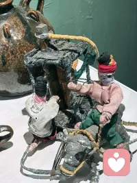 高敏感人群与NPD（自恋型人格）在神经结构与人格底色上天生对立，前者是极致共情的“高配”，后者则是情感共情缺损的“掠夺者”。两者在感知能力、归因模式及情绪触发机制上存在根本性差异，这种“完美猎物与极致猎手”的互补关系，使得高敏感者在互动中极易被消耗。
感知与共情
高敏感：镜像神经元、情绪感知与共情回路发达，能捕捉他人微表情与未说出口的委屈，看见他人痛苦会同步心疼、难受并自动包容，行为模式是“感知他人→共情他人→委屈自己→成全别人”。
NPD：情感共情脑区缺损，看懂他人难过时内心毫无波澜、无愧疚，只会瞬间锁定可拿捏、可利用之处，行为模式是“看清痛处→专门往痛处扎”。
前额叶归因
高敏感：前额叶精细加工过度发达，遇事第一反应向内归因，自带“全自动自我检讨系统”，习惯性怪自己。
NPD：前额叶缺少道德抑制与自省回路，自带向外投射本能，无论发生什么都认为“全是别人的错”。
杏仁核触发
高敏感：对他人情绪、环境氛围极度敏感，别人态度稍冷就会焦虑、内耗，一辈子都在为别人的情绪买单。
NPD：感知不到他人悲欢离合，情绪开关只对“自己有没有面子、赞美、优越感、是否被顺从”生效，伤害他人后能转头吃喝玩乐、倒头就睡。
关系本质
高敏感拥有NPD缺失的极致共情、包容、善良与付出；NPD拥有高敏感没有的极致冷漠、自私、无底线与无共情。
高敏感的“顶级天赋”刚好填满NPD的人格缺口，而NPD的“缺陷”则精准锁定高敏感的可榨取之处，形成“完美猎物匹配极致猎手”的互补。
给高敏感的提醒
你被消耗从来不是你的错，不是你太笨或识人不行，而是“高配的温柔恰好遇上了天生的残缺”。
你与NPD差的不是手段、心机或狠度，而是大脑与人格的层级：你的共情是大脑高度发达、心智纯净的天赋，他的冷漠是先天缺损与人格残缺的遗憾。
不必学他的冷血，也不必逼自己麻木，保持你的干净与高级，同时学会识别与保护边界。配图
