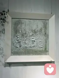 高敏感人群与NPD（自恋型人格）在神经结构与人格底色上天生对立，前者是极致共情的“高配”，后者则是情感共情缺损的“掠夺者”。两者在感知能力、归因模式及情绪触发机制上存在根本性差异，这种“完美猎物与极致猎手”的互补关系，使得高敏感者在互动中极易被消耗。
感知与共情
高敏感：镜像神经元、情绪感知与共情回路发达，能捕捉他人微表情与未说出口的委屈，看见他人痛苦会同步心疼、难受并自动包容，行为模式是“感知他人→共情他人→委屈自己→成全别人”。
NPD：情感共情脑区缺损，看懂他人难过时内心毫无波澜、无愧疚，只会瞬间锁定可拿捏、可利用之处，行为模式是“看清痛处→专门往痛处扎”。
前额叶归因
高敏感：前额叶精细加工过度发达，遇事第一反应向内归因，自带“全自动自我检讨系统”，习惯性怪自己。
NPD：前额叶缺少道德抑制与自省回路，自带向外投射本能，无论发生什么都认为“全是别人的错”。
杏仁核触发
高敏感：对他人情绪、环境氛围极度敏感，别人态度稍冷就会焦虑、内耗，一辈子都在为别人的情绪买单。
NPD：感知不到他人悲欢离合，情绪开关只对“自己有没有面子、赞美、优越感、是否被顺从”生效，伤害他人后能转头吃喝玩乐、倒头就睡。
关系本质
高敏感拥有NPD缺失的极致共情、包容、善良与付出；NPD拥有高敏感没有的极致冷漠、自私、无底线与无共情。
高敏感的“顶级天赋”刚好填满NPD的人格缺口，而NPD的“缺陷”则精准锁定高敏感的可榨取之处，形成“完美猎物匹配极致猎手”的互补。
给高敏感的提醒
你被消耗从来不是你的错，不是你太笨或识人不行，而是“高配的温柔恰好遇上了天生的残缺”。
你与NPD差的不是手段、心机或狠度，而是大脑与人格的层级：你的共情是大脑高度发达、心智纯净的天赋，他的冷漠是先天缺损与人格残缺的遗憾。
不必学他的冷血，也不必逼自己麻木，保持你的干净与高级，同时学会识别与保护边界。配图