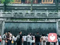 很多人会把高敏感当成玻璃心、想太多、脆弱矫情，事实上，高敏感从来不是性格缺陷，而是与生俱来的人格特质。高敏感人群的神经系统感知阈值更低，能捕捉到常人忽略的细微信息：他人语气里的不悦、环境氛围的变化、微小的肢体情绪、言语背后的潜台词，甚至能下意识感知到身边人的喜怒哀乐。超强的感知力，是一把双刃剑，既容易共情万物，也更容易被外界情绪裹挟，陷入持续内耗。

想要读懂高敏感特质，首先要分清敏感与脆弱的区别。脆弱是承受能力差，而高敏感是接收信息太多。高敏感者习惯下意识换位思考，习惯性照顾他人情绪，总是优先顾及别人的感受，久而久之，不断吸纳周遭的负面情绪，却很少关照自己的内心。所以高敏感人群常常身心疲惫，并非抗压能力不足，而是大脑一直在超负荷处理海量情绪信息。

学会善用高敏感特质，第一步是建立心理边界。要清晰划分自己与他人的情绪界限，明白别人的烦躁、委屈、负面情绪，大多是对方自身的问题，不需要自己承接和消化。不必为他人的态度负责，不必过度解读一句话、一个眼神，停止反复回想过往的对话，减少精神反刍，才能避免无意义的内耗。

其次，接纳自身的精力节奏。高敏感人群不适合长期浸泡在嘈杂人群、复杂纷争和消耗型关系里。社交过后需要独处回血，安静的空间、舒缓的环境，都是修复精神力的方式。不必强迫自己变得圆滑外向，合群从来不是唯一的生存方式，允许自己慢一点、安静一点，顺应自身的精力周期，才是长久的自我保护。

高敏感本身蕴藏着很多优势：洞察力敏锐、共情能力强、心思细腻、感知力丰富，拥有更强的同理心、审美力与思考力。这类人更擅长观察人性、体察细节，在写作、创作、疗愈、策划、人文沟通等领域更容易发挥长处。与其刻意打磨掉敏感，不如把泛滥的情绪感知，转化为深度思考、细腻创作、识人辨事的能力。

真正的成长，不是改掉敏感，而是学会驾驭敏感。把多余的共情留给值得的人，把敏锐的观察力用在自我成长上，屏蔽无用的噪音，守护内心秩序。当高敏感不再是软肋，懂得收放自如，这份独特的特质，终会变成独属于自己的天赋与底气。配图