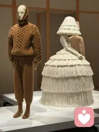 科胡特的自体心理学提出，人的自恋最初是一片空洞的内核，也就是虚体自恋。成长过程里，我们需要被滋养、被看见，空洞的内核慢慢被填满，最终发展出成熟的实体自恋。健康成熟的自恋，是人格成长的基石，会孕育出幽默、创造力与人生智慧，心理咨询长程工作的最终目标，便是帮来访者建立稳定的自尊与内在创造力。

很多人际困扰，根源在于认知偏差与客体恒常性缺失。客体恒常性，指的是即便与他人分离、对方态度发生变化，我们依旧能保有对他人完整稳定的认知。一旦这项能力发展不足，人就容易困在主观想象里，习惯性对他人做出负性揣测，用片面的想法解读外界，进而破坏人际关系。

这类来访者常常无法客观接收他人的话语，总是沉浸在自我推演之中，情绪与自我认知极易被外界评价左右。外界的夸奖会短暂抬高自我，一句否定又会立刻全盘怀疑自己，内心的夸大感，其实是脆弱内核的防御与自我保护。

在心理咨询的干预中，不能过早做出精细的病理诊断，避免固化标签、限制修复空间，只需先简单划分人格倾向，追溯创伤发育阶段。咨询师需要反复呈现来访者认知里不合理的部分，带领来访者做现实检验，慢慢觉察思维偏差，用人之常情引导其修正主观臆断。唯有补齐客体恒常性，分清自我想象与现实真相，才能摆脱对外界评价的依赖，从空洞的虚体自恋，走向丰盈稳固的成熟自恋。配图