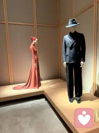 科胡特的自体心理学提出，人的自恋最初是一片空洞的内核，也就是虚体自恋。成长过程里，我们需要被滋养、被看见，空洞的内核慢慢被填满，最终发展出成熟的实体自恋。健康成熟的自恋，是人格成长的基石，会孕育出幽默、创造力与人生智慧，心理咨询长程工作的最终目标，便是帮来访者建立稳定的自尊与内在创造力。

很多人际困扰，根源在于认知偏差与客体恒常性缺失。客体恒常性，指的是即便与他人分离、对方态度发生变化，我们依旧能保有对他人完整稳定的认知。一旦这项能力发展不足，人就容易困在主观想象里，习惯性对他人做出负性揣测，用片面的想法解读外界，进而破坏人际关系。

这类来访者常常无法客观接收他人的话语，总是沉浸在自我推演之中，情绪与自我认知极易被外界评价左右。外界的夸奖会短暂抬高自我，一句否定又会立刻全盘怀疑自己，内心的夸大感，其实是脆弱内核的防御与自我保护。

在心理咨询的干预中，不能过早做出精细的病理诊断，避免固化标签、限制修复空间，只需先简单划分人格倾向，追溯创伤发育阶段。咨询师需要反复呈现来访者认知里不合理的部分，带领来访者做现实检验，慢慢觉察思维偏差，用人之常情引导其修正主观臆断。唯有补齐客体恒常性，分清自我想象与现实真相，才能摆脱对外界评价的依赖，从空洞的虚体自恋，走向丰盈稳固的成熟自恋。配图