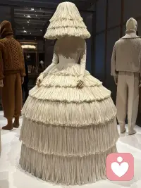 科胡特的自体心理学提出，人的自恋最初是一片空洞的内核，也就是虚体自恋。成长过程里，我们需要被滋养、被看见，空洞的内核慢慢被填满，最终发展出成熟的实体自恋。健康成熟的自恋，是人格成长的基石，会孕育出幽默、创造力与人生智慧，心理咨询长程工作的最终目标，便是帮来访者建立稳定的自尊与内在创造力。

很多人际困扰，根源在于认知偏差与客体恒常性缺失。客体恒常性，指的是即便与他人分离、对方态度发生变化，我们依旧能保有对他人完整稳定的认知。一旦这项能力发展不足，人就容易困在主观想象里，习惯性对他人做出负性揣测，用片面的想法解读外界，进而破坏人际关系。

这类来访者常常无法客观接收他人的话语，总是沉浸在自我推演之中，情绪与自我认知极易被外界评价左右。外界的夸奖会短暂抬高自我，一句否定又会立刻全盘怀疑自己，内心的夸大感，其实是脆弱内核的防御与自我保护。

在心理咨询的干预中，不能过早做出精细的病理诊断，避免固化标签、限制修复空间，只需先简单划分人格倾向，追溯创伤发育阶段。咨询师需要反复呈现来访者认知里不合理的部分，带领来访者做现实检验，慢慢觉察思维偏差，用人之常情引导其修正主观臆断。唯有补齐客体恒常性，分清自我想象与现实真相，才能摆脱对外界评价的依赖，从空洞的虚体自恋，走向丰盈稳固的成熟自恋。配图