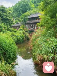 常言道心静自然凉，身体的燥热可借清风驱散，内心的浮躁却最难平复。人之所以焦虑烦忧，大多是杂念缠身、执念过多，思绪纷乱不休，心底便常年燥热不安。

世间纷扰皆是外物，心神安定才是根本。学会沉淀情绪，看淡得失纠结，放下无谓揣测，让浮躁慢慢归于平和。内心安稳从容，纵使外界喧嚣热浪，心底亦自有清风常驻，万事皆清宁。配图