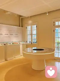 自然、音乐、艺术、书写、律动、劳作、正念，世间所有疗愈方式，本质都是搭建心灵的出口。
不必执着某一种疗法，读书做饭、散步养花、提笔记录、随心起舞，找到能让自己全身心投入的事，专注当下、安放情绪，便是最好的自我疗愈。配图