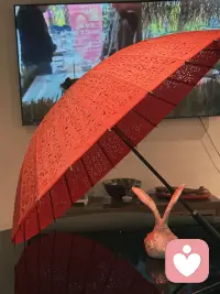 有一段广为流传的脱口秀讲述了这样一个故事：一位女生因为自己是国字脸，总觉得脸太大不好看，打算去做整容手术。她先后咨询了两位医生，得到了截然不同的两种答复。第一位是公立医院的医生，看完之后直言劝说她，国字脸只是天生的长相特点，算不上缺陷，没必要整容，不要浪费医疗资源。可第二位医美机构的医生却完全相反，不仅放大她脸宽的问题，还接连指出她五官多处都有瑕疵，罗列了一大堆问题，建议她大面积调整，几乎要“换一个头”才能变好看。脱口秀最后点明主旨：国字脸只是一种外貌特点，并不是缺点，不必刻意改造。

这个小故事看似在调侃容貌焦虑，背后的套路却可以延伸到心理咨询行业，两者的运作逻辑高度相似。公立医院的医生代表着理性客观的判断，能够区分“特质”和“病症”，明白很多外在差异只是个体特色，不需要强行修正。而盈利性医美机构，为了赚取利益，刻意放大当事人的心理介意，把正常的长相特征包装成严重缺陷，制造焦虑，诱导人不断花钱改造自己。

对照心理行业也是如此。正规医院精神科医生诊断十分审慎，能够区分正常情绪波动与心理疾病，知道迷茫、敏感、思虑多、偶尔内耗，都是普通人都会有的情绪，属于正常的心理状态。但很多非公立医院的商业心理工作室、盈利性心理机构，就如同段子里的医美咨询师，擅长过度诊断。它们会把内向、共情力强、思虑较重、人际交往矛盾等性格特质，强行贴上创伤、人格缺陷、原生家庭创伤等标签，不断夸大问题的严重性，让来访者觉得自身问题繁多、难以自愈。

这些机构利用人情绪低落时容易自我怀疑的心理，刻意贩卖情绪焦虑，混淆性格特点与心理疾病，引导来访者长期付费做咨询、参加疗愈课程，陷入无休止的精神消耗。医美贩卖容貌焦虑，改造人的外在；商业心理机构贩卖情绪焦虑，否定人的内在，本质都是通过制造恐慌、否定原本的自我来创造消费需求。

其实无论是外貌还是内心，特质都不等于缺陷。国字脸是辨识度，敏感细腻也可以是性格优势。真正的疏导与疗愈，是接纳自我、适度调节，而非全盘否定、强行修正。学会分辨理性建议和营销诱导，才能减少内耗，建立稳定的自我认知。配图