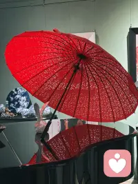 有一段广为流传的脱口秀讲述了这样一个故事：一位女生因为自己是国字脸，总觉得脸太大不好看，打算去做整容手术。她先后咨询了两位医生，得到了截然不同的两种答复。第一位是公立医院的医生，看完之后直言劝说她，国字脸只是天生的长相特点，算不上缺陷，没必要整容，不要浪费医疗资源。可第二位医美机构的医生却完全相反，不仅放大她脸宽的问题，还接连指出她五官多处都有瑕疵，罗列了一大堆问题，建议她大面积调整，几乎要“换一个头”才能变好看。脱口秀最后点明主旨：国字脸只是一种外貌特点，并不是缺点，不必刻意改造。

这个小故事看似在调侃容貌焦虑，背后的套路却可以延伸到心理咨询行业，两者的运作逻辑高度相似。公立医院的医生代表着理性客观的判断，能够区分“特质”和“病症”，明白很多外在差异只是个体特色，不需要强行修正。而盈利性医美机构，为了赚取利益，刻意放大当事人的心理介意，把正常的长相特征包装成严重缺陷，制造焦虑，诱导人不断花钱改造自己。

对照心理行业也是如此。正规医院精神科医生诊断十分审慎，能够区分正常情绪波动与心理疾病，知道迷茫、敏感、思虑多、偶尔内耗，都是普通人都会有的情绪，属于正常的心理状态。但很多非公立医院的商业心理工作室、盈利性心理机构，就如同段子里的医美咨询师，擅长过度诊断。它们会把内向、共情力强、思虑较重、人际交往矛盾等性格特质，强行贴上创伤、人格缺陷、原生家庭创伤等标签，不断夸大问题的严重性，让来访者觉得自身问题繁多、难以自愈。

这些机构利用人情绪低落时容易自我怀疑的心理，刻意贩卖情绪焦虑，混淆性格特点与心理疾病，引导来访者长期付费做咨询、参加疗愈课程，陷入无休止的精神消耗。医美贩卖容貌焦虑，改造人的外在；商业心理机构贩卖情绪焦虑，否定人的内在，本质都是通过制造恐慌、否定原本的自我来创造消费需求。

其实无论是外貌还是内心，特质都不等于缺陷。国字脸是辨识度，敏感细腻也可以是性格优势。真正的疏导与疗愈，是接纳自我、适度调节，而非全盘否定、强行修正。学会分辨理性建议和营销诱导，才能减少内耗，建立稳定的自我认知。配图