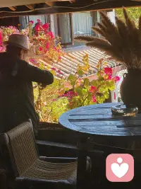 养花的人，是温柔的生命摆渡者。
在方寸泥土间播种期许，日复一日浇水、修枝、静待花开，耐心包容草木的枯荣，懂得等候生命慢慢生长。
他们善待一花一叶，心怀柔软，懂得与时光相处。眼里有绿意，心中有温柔，在照料花草的过程里，也安放了自己的情绪，读懂了生命从容的意义。配图