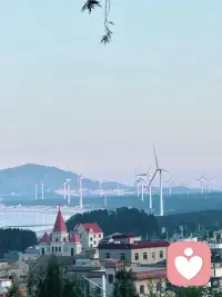“用脚步丈量世界，用心理解读自我——就像一千个人有一千个哈利波特，每个人在风景里的感受，其实都是内心的镜子。咨询师说‘你眼里的别人是你自己’，那么你眼里的风景，何尝不是自己的心理画像？就像不同咨询师对你的解读藏着他们的认知水平，你对旅行的解读，也藏着你对自我的探索。比如站在海边时感到平静，或许是因为内心最渴望的包容，正藏在这份‘眼里的风景即内心’的投射里。”配图