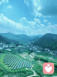 练瑜伽时，不妨试着闭上眼睛。这不是忽略老师的引导，而是主动关掉外界的“评判滤镜”——不用盯着镜子里的体式是否和示范一致，不用在意身边人的动作是否更舒展。当视觉的干扰褪去，身体的感受会变得格外清晰：哪个角度的拉伸让呼吸更顺畅，哪个力度的支撑让肌肉更放松，这份“舒服”，就是此刻最适合自己的“标准”。其实生活也是一场瑜伽，少看别人的“体式”，多听自己的“呼吸”，才能在每一个当下，找到属于自己的平衡与节奏。配图
