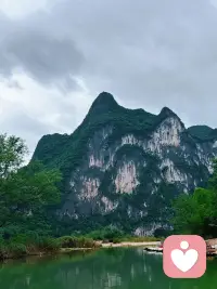精神世界的爱的托举，是穿透表象触达你真实的内核，不把你塑造成完美的样子，只愿你在做自己时感到安全。它像一张柔软却坚韧的网，你可以放心地展露疲惫和不安，而不必强撑着“向上”。这种托举不追求“拔高”，只在乎“托住”——托住你的孤独，托住你的迷茫，让你在被理解的温暖里，自然生出往前走的力量。配图