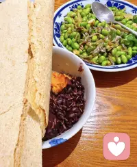 人间烟火气，最抚凡人心，一碟家常小炒，一卷粗粮煎饼，便是三餐安稳。配图