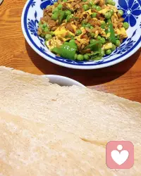 人间烟火气，最抚凡人心，一碟家常小炒，一卷粗粮煎饼，便是三餐安稳。配图