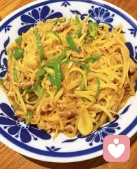 金黄酥脆的炸猪排，蘸满咸鲜酱汁，一口解锁平凡日子的幸福感。配图