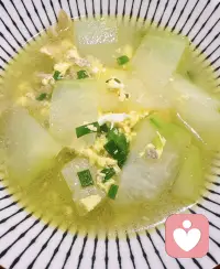 金黄酥脆的炸猪排，蘸满咸鲜酱汁，一口解锁平凡日子的幸福感。配图